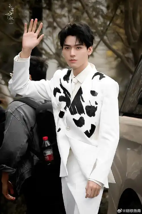 龚俊西装上的熊猫#龚俊vogue活动上班路透,熊猫刺绣西装好有设计行