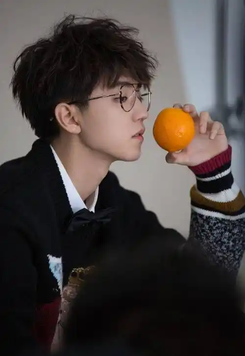 进入博客里音乐学院后,专注音乐创作的王源,已经成长地非常优秀,不管