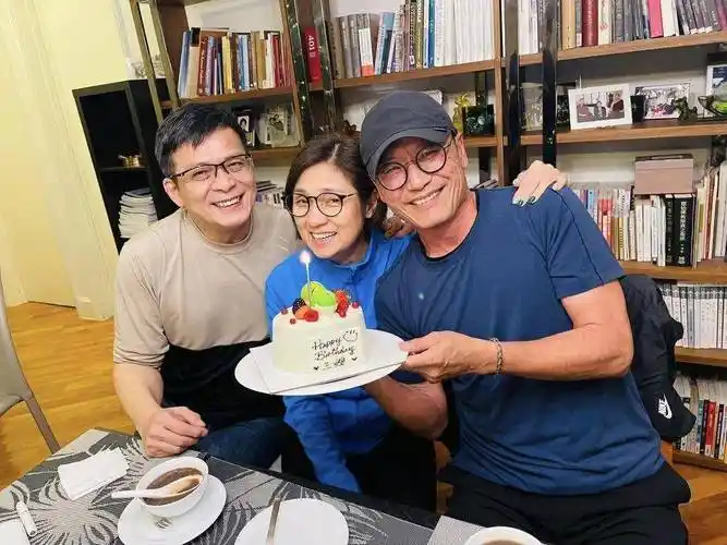 72岁李司棋晒与"三虎"合照,苗侨伟与汤镇业差距太大不像同龄人_黄日华