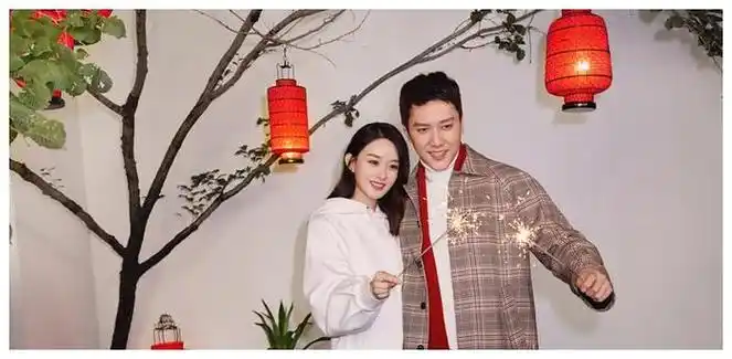 赵丽颖和老公冯绍峰牵手逛街很甜蜜,网友:气得手抖?