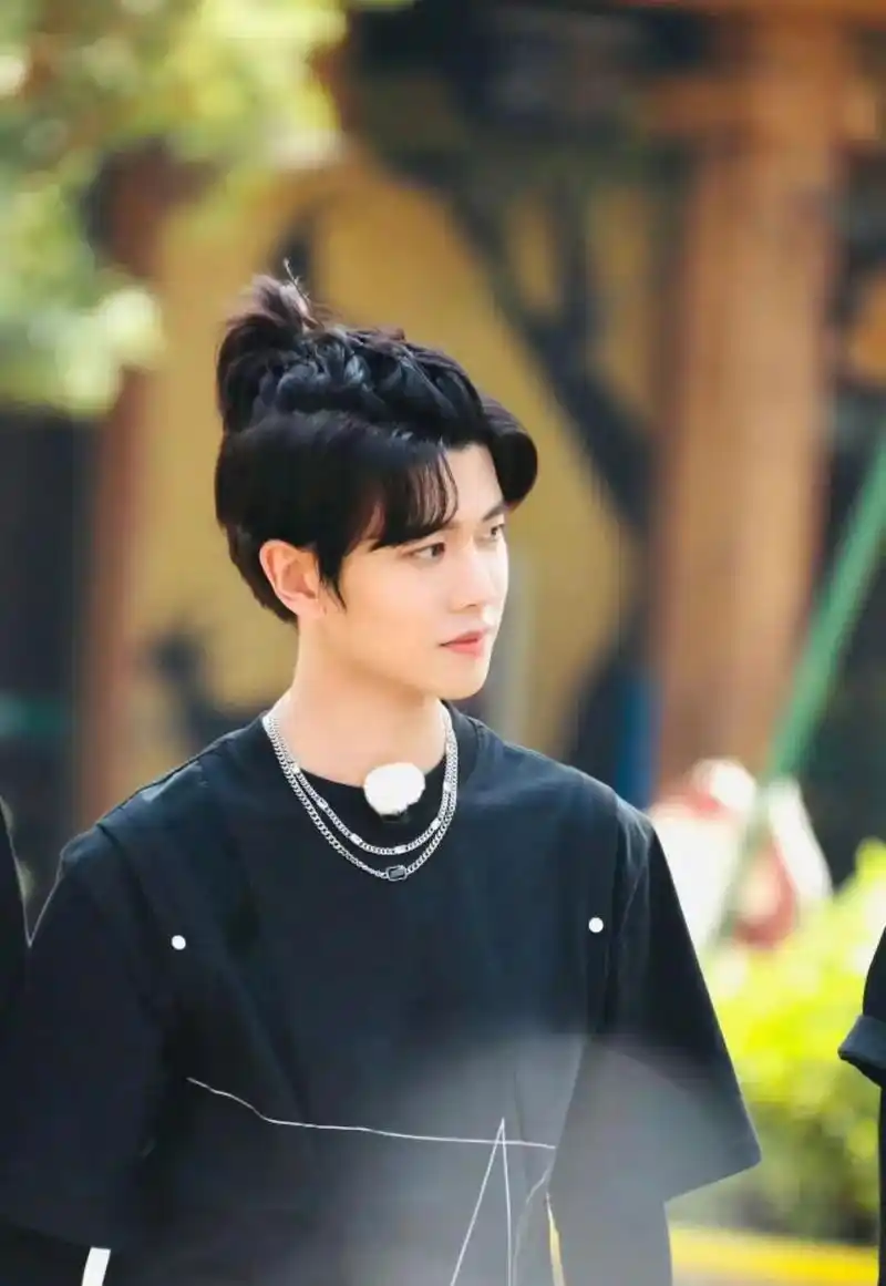 任嘉伦嗨放派照片