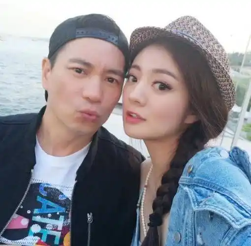 安以轩生日晒照,66睡觉了只好抱着儿子玩具拍照了,女神真调皮_林月如