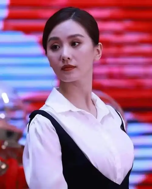 刘诗诗生图曝光穿白衬衫背带裙俏皮甜美眼角纹暴露年龄