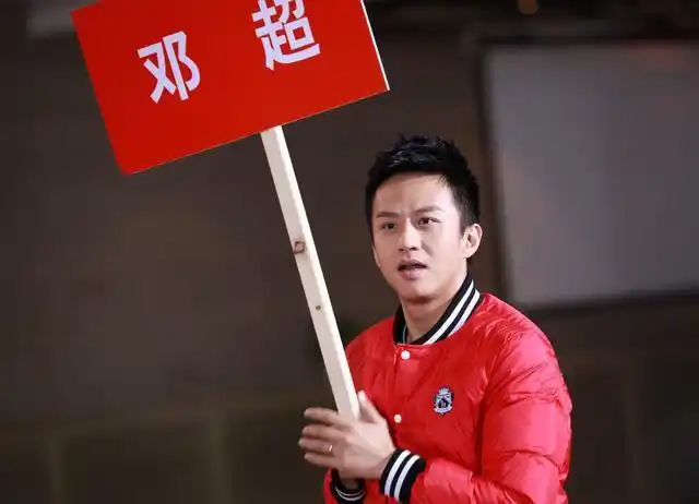 跑男邓超下跪感谢工作人员,工作人员怎么做的_网易订阅