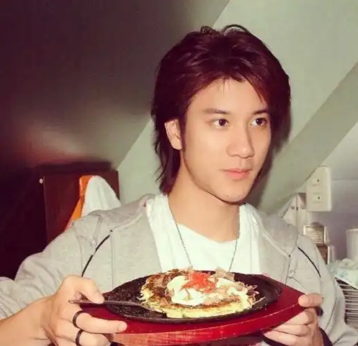 不做矿泉水代言人的王力宏,形象大变,一脸络腮胡子现身直播间!