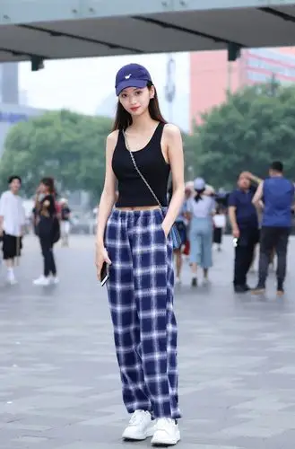 街拍五官端正皮肤白皙坦然自若的气质女孩青春气息十足