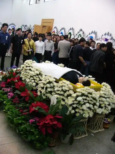 图文:牛振华追悼会-(人们瞻仰遗体)