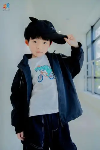 一直以来都很少给你选择黑色的外套,总觉得男孩子小时候要穿的红的绿