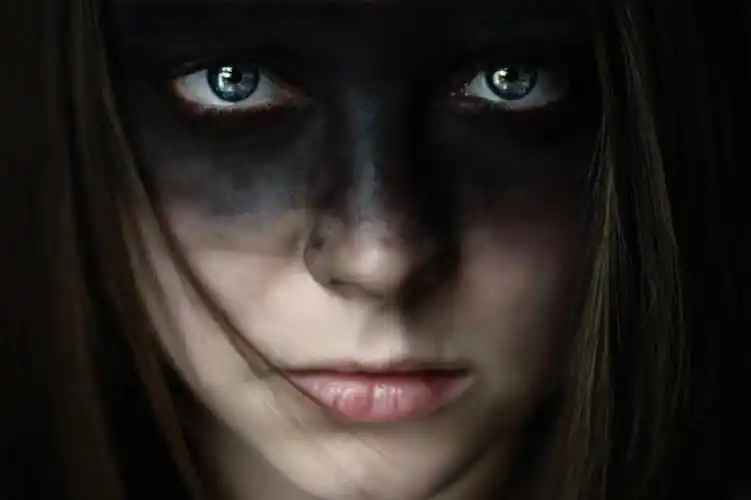 英国,欧洲,欧洲人,仅一个年轻女性,仅一个女性,仅一个人,蓝色,黑色