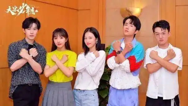 27岁周雨彤拿奖,好友肖战未送祝福,彼此都有了新"朋友圈"?