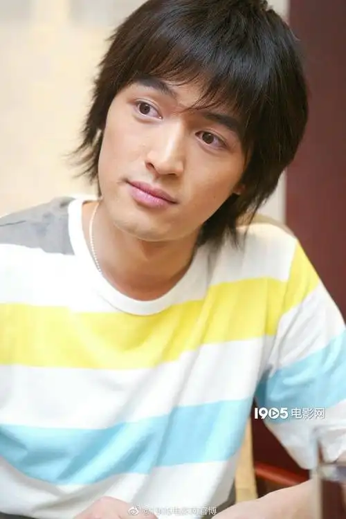 胡歌23岁青涩旧照曝光 面容稚气对镜比耶难掩帅气