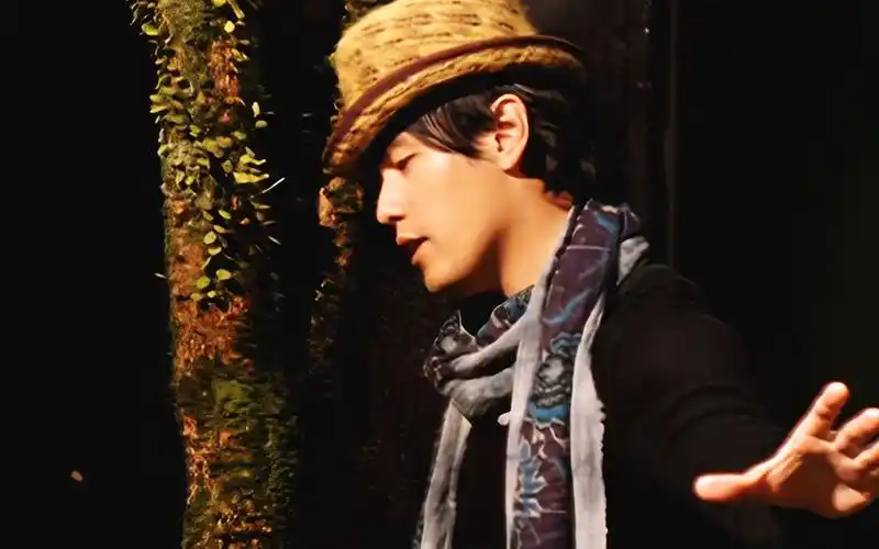 周杰伦mv花海以海岛唱腔演唱散发着幽幽花香充满岛国风情