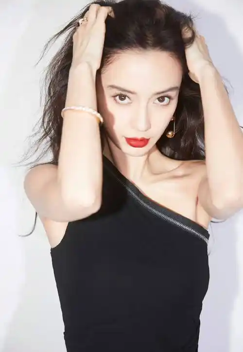 杨颖最新代言写真超靓丽!