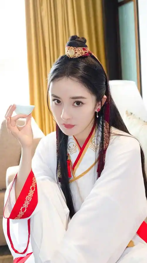 杨幂古装女侠扮相又娇又俏 古灵精怪超绝可爱