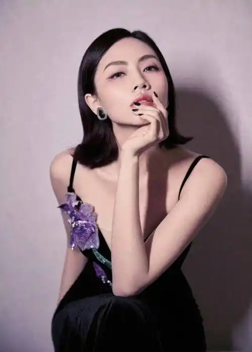 刘惜君鸢尾花丝绒黑裙美出新高度单手托腮气质好