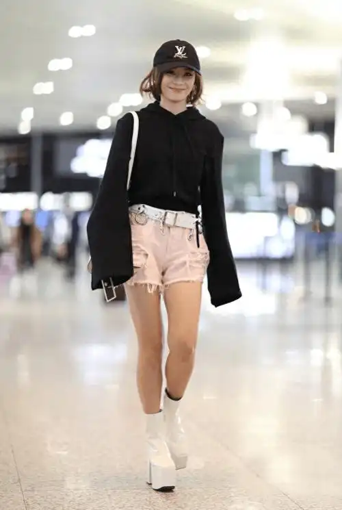 像袁姗姗这件黑色卫衣,短款长袖版型,她却用粉色短裤和厚度鞋进行搭配