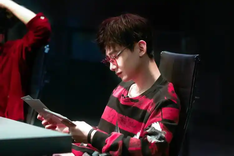 白敬亭明星大侦探变身白拉普本色诠释偶像正能量