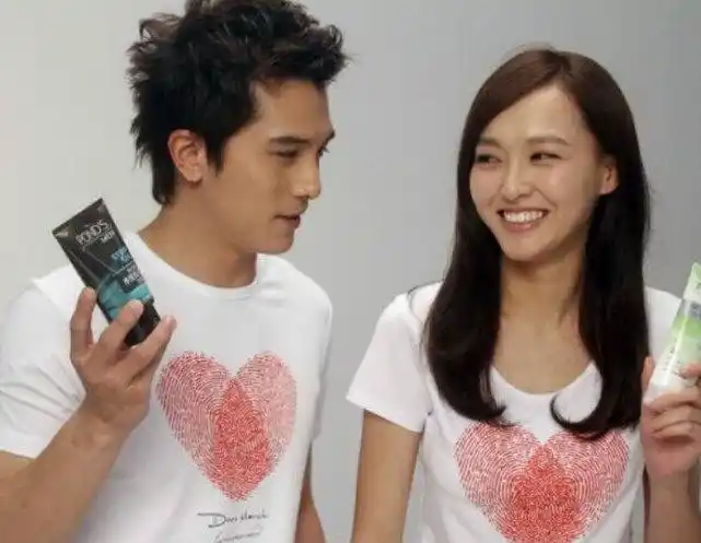 "唐嫣"谈到与邱泽感情,当场表情凝固,网友:当初为什么分手?