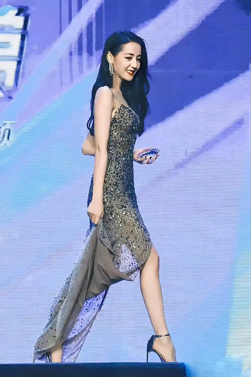 迪丽热巴无论是颜值,身高还是事业线都超好的啊!