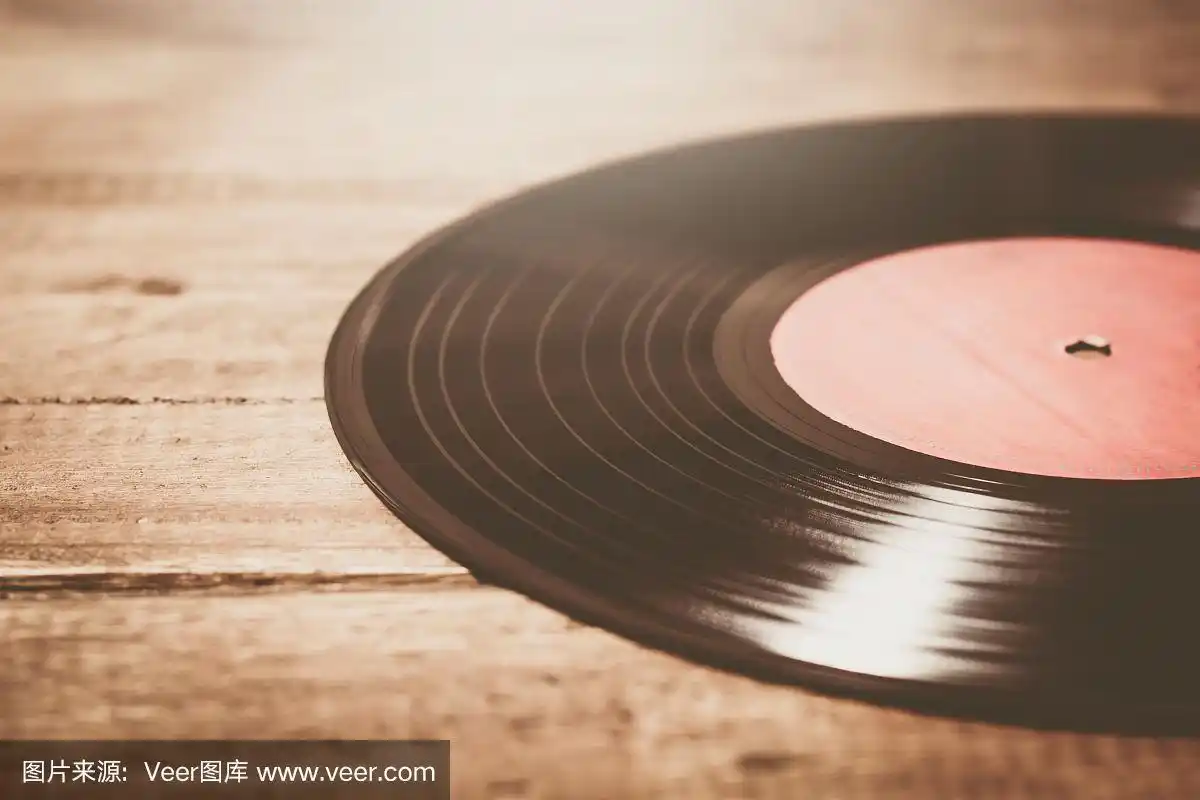 木桌上放着黑胶唱片