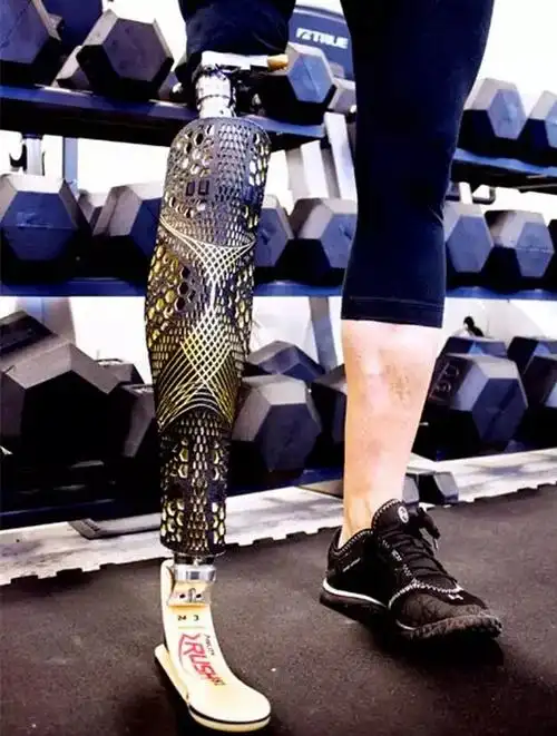 佳满假肢假肢一样可以做得很酷