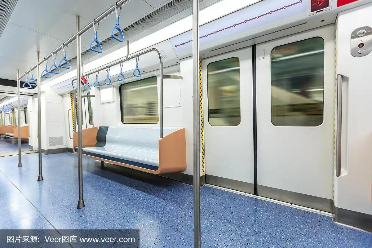 空荡荡的地铁车厢内景,中国上海