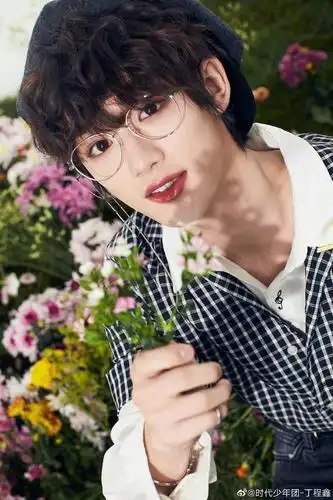 安利丁程鑫:2020年最爱的几个造型.