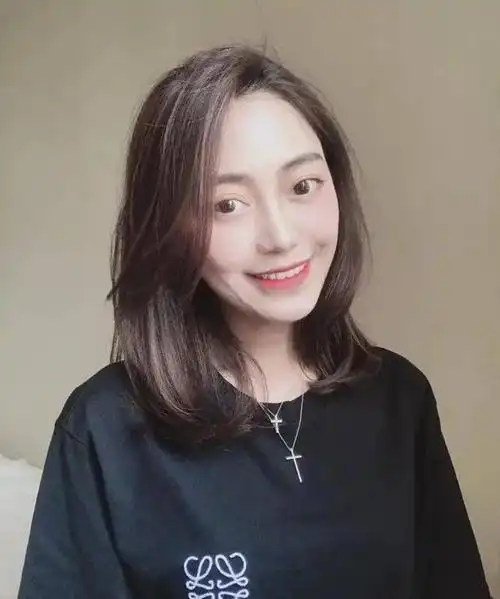 适合脸型:鹅蛋脸,瓜子脸,圆脸⑵法式锁骨发发型特点:很适合高中学生妹