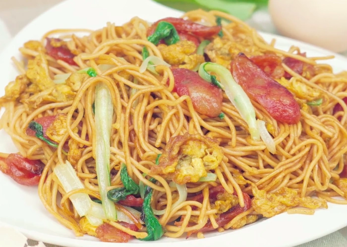 风味独特的香肠鸡蛋炒面鲜香味美营养好吃老少皆宜的美食