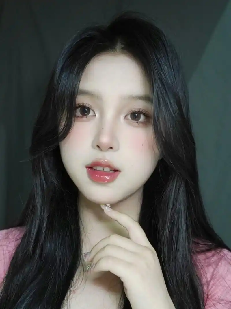 这种妆容总能让人感到温馨和舒适,透露出一种温柔的气息.