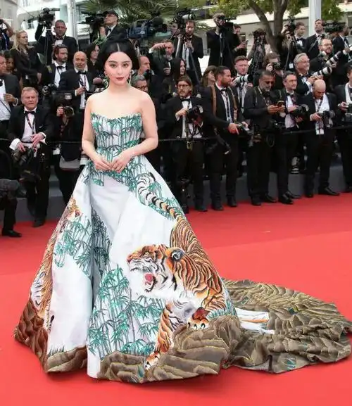 范冰冰火这么久真的有道理38度站3小时始终微笑路人都是短袖