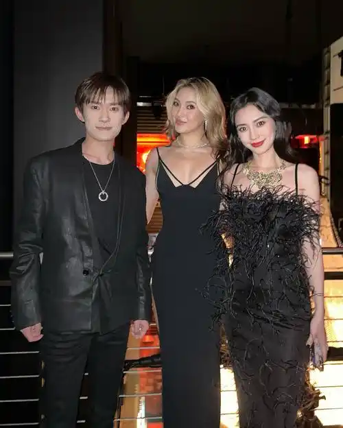 谷爱凌晒与易烊千玺,angelababy合影,身着紧身长裙但没p图__财经头条