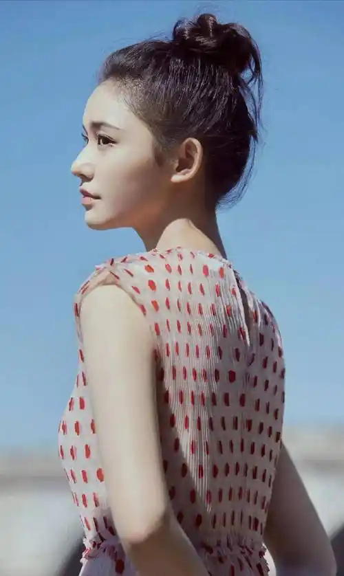 一身长裙的林允实在是太漂亮了,笑起来的时候酒窝好明显_宋引章_美女