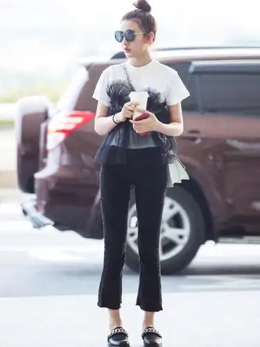 李小冉难得翻车,卫衣搭配牛仔裤,网友:女神范轰然坍塌