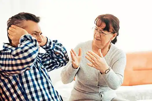 老年,夫妻,情侣,冲突,客厅
