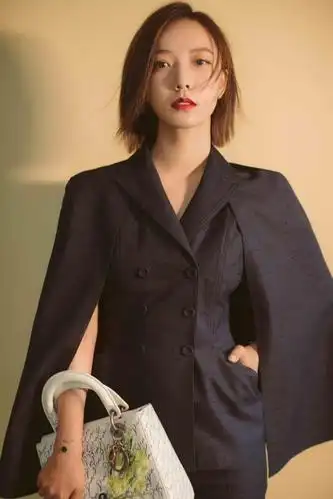 王珞丹出席活动 上演酷帅西装杀