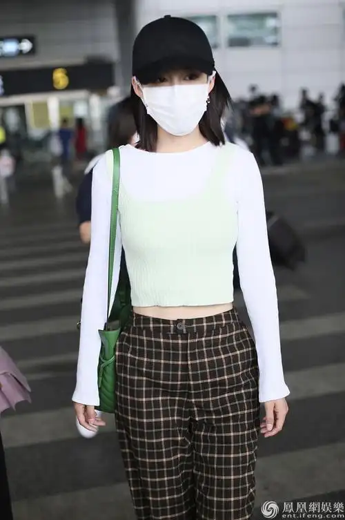 炫腹季!李沁穿露脐装秀曲线 背水桶包化身时尚icon