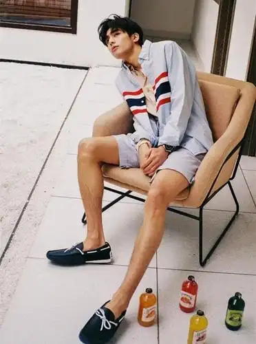 宋威龙晒街拍穿迷彩外套超帅很像个文艺青年