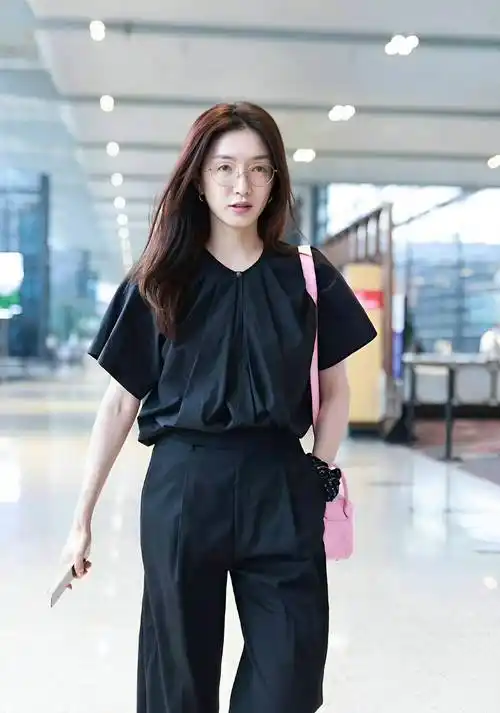 总的来说,江疏影机场素颜路透照片引发了人们对近视眼镜对颜值的讨论.