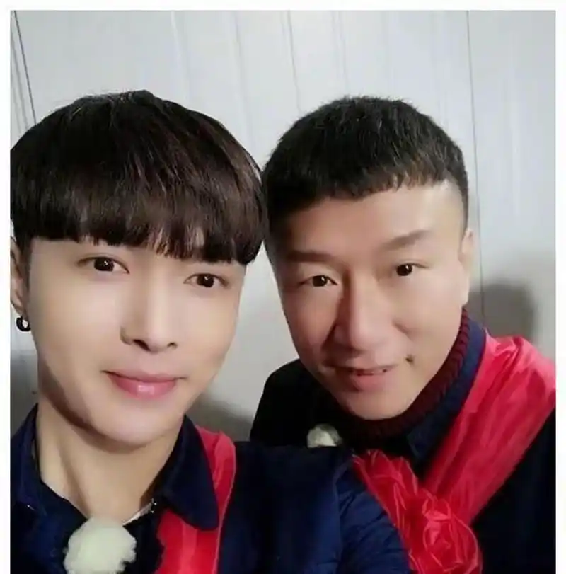 张艺兴连续10年为孙红雷庆生#  8月16日,孙红雷迎来54岁生日,好友