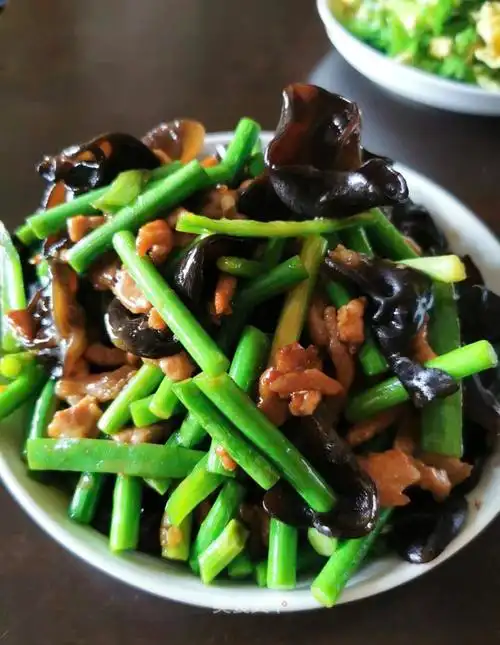 黑木耳蒜苔炒肉丝