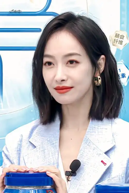 宋茜生图状态超棒的呀!好美啊!脸好小!呜呜呜笔芯挥手真的太可爱啦!