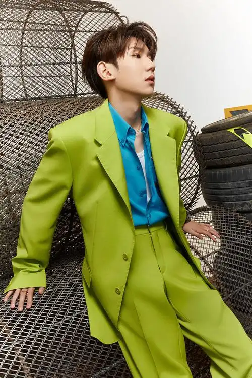 王源生日大片少年感满满穿牛油果绿西装散发成熟魅力