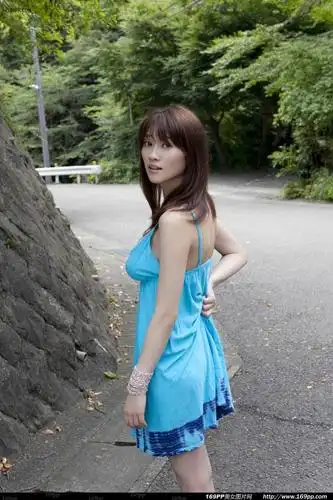 正在洗澡的美女嫩模露露大胆湿滑诱惑私房艺术图片(1)