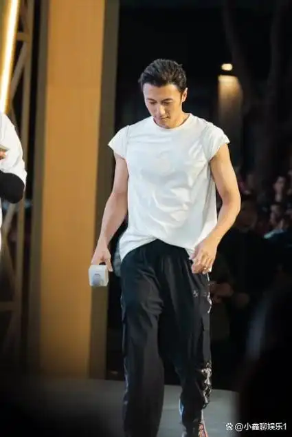 41岁张柏芝机场被偶遇,面憔悴发际线高状态差,谢霆锋现身超开心