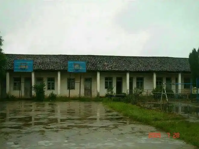 70年代砖瓦房(改造前)80年代两层教学楼(改造前)宽敞明亮多了