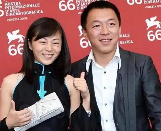 黄渤和妻子小欧的故事,正是这样一个平凡却感人的奋斗篇章.