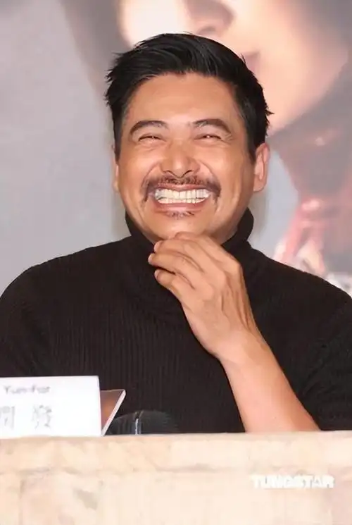 68岁周润发近照看着心酸手臂皮包骨全是疙瘩