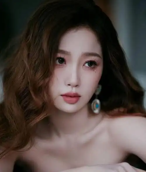 虞书欣,以其出众的外貌和多才多艺的演技,成为中国影视界的惊艳新星