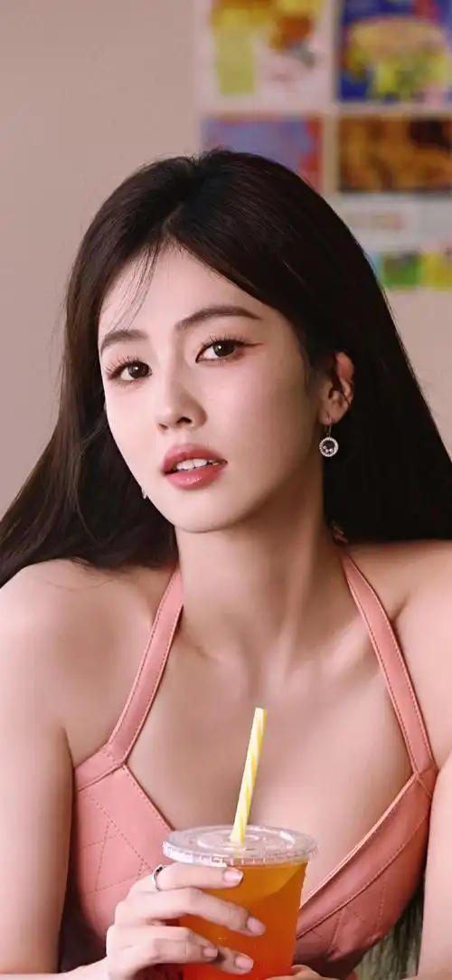 白鹿#白鹿壁纸 粉色吊带裙 宛如甜甜的水蜜桃  甜蜜暴击!